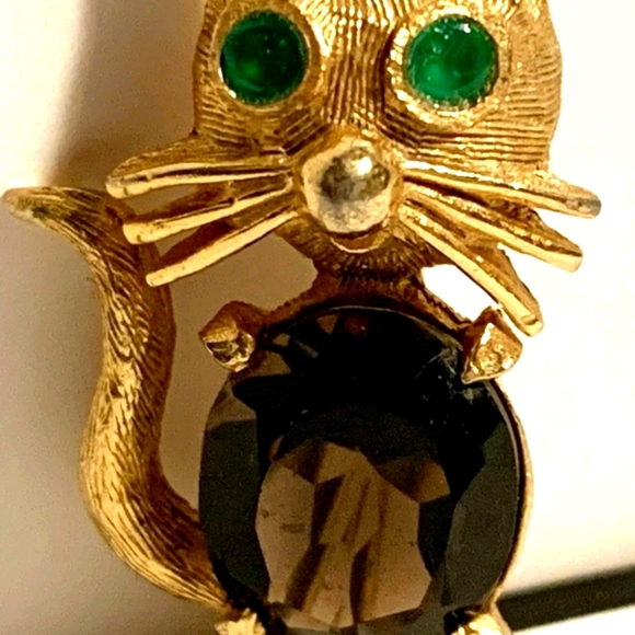Vtg. HATTIE CARNEGIE Tiny Green-eyed Cat Brooch/Lapel Pin 1.25"H - Picture 4 of 9